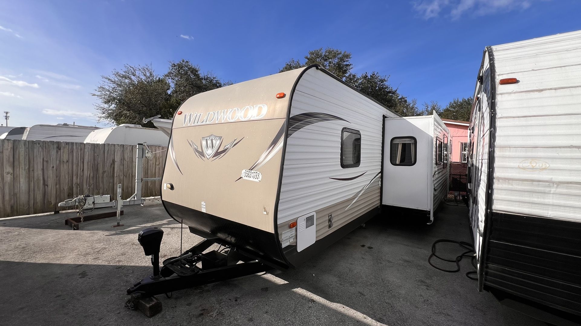 Rv Trailer Año 2015 De 35 Pies Ubicado 9850 Nw 27 Ave Miami FL 33147 O # Teléf 786:327:1327