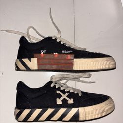 Off-White Vulcanized Low Black/White – Size 40 – Designer Sneakers – 100% Authentic