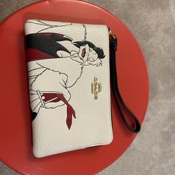 Disney Coach Wristlet (Disney Cruella de Vil)