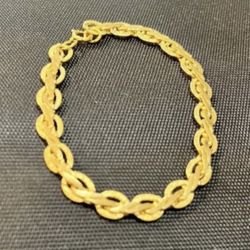 Classic gold-tone linked bracelet with a polished finish. Designed for everyday wear and effortless styling. Lightweight and comfortable on the neck. 