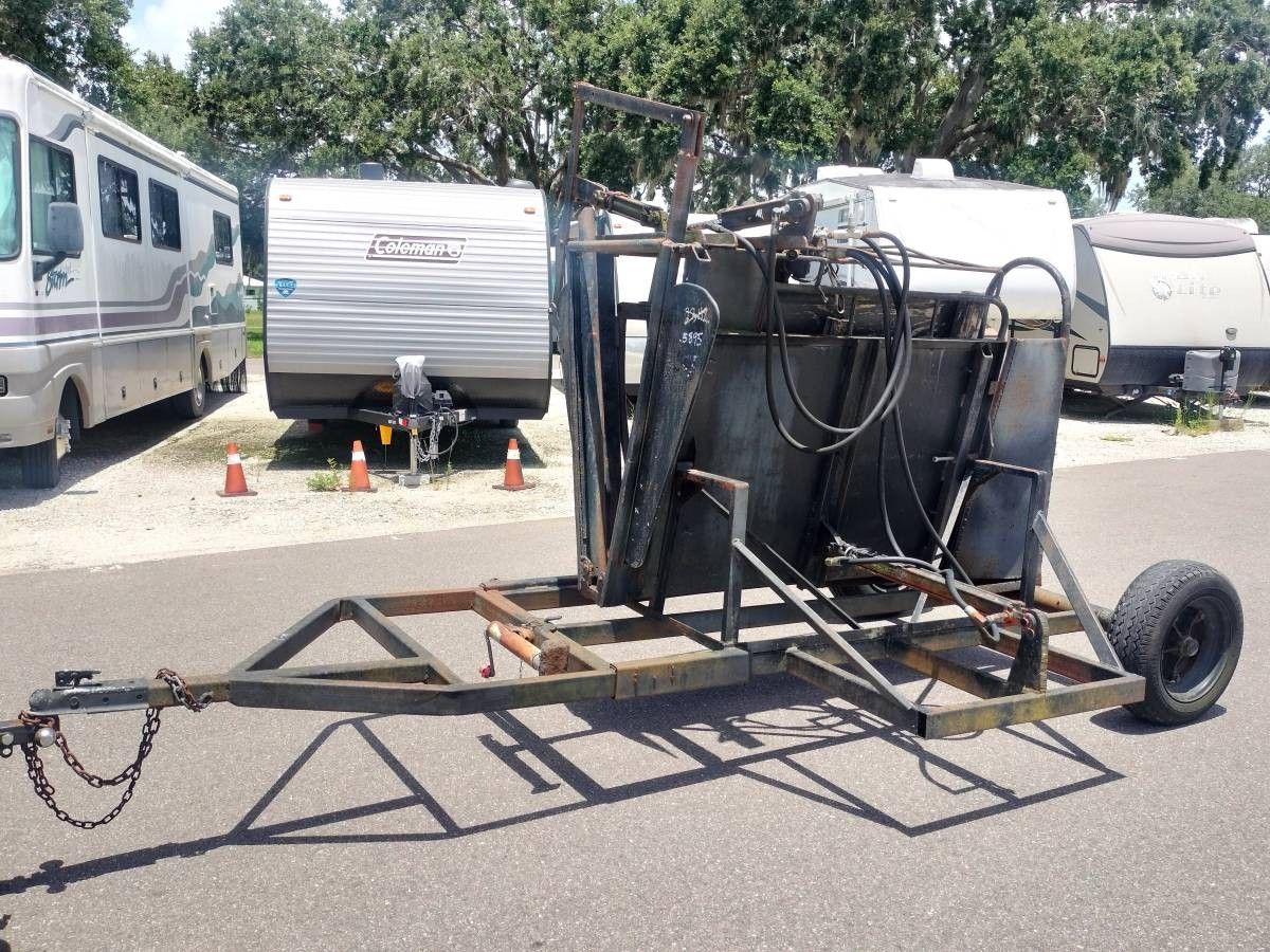 Hydraulic Portable Mobile Cattle Calf Squeeze Chute - Trailer