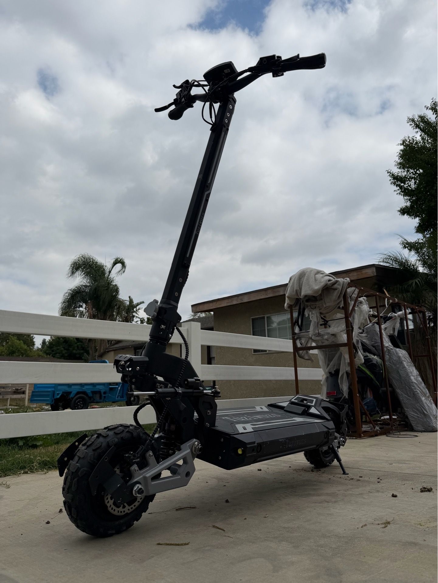 Dual motor electric scooter ๐