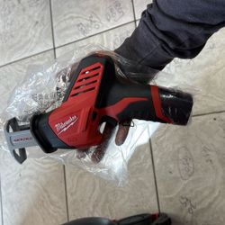 Milwaukee M12 Hacksaw With Battery 