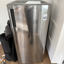  LG 6 cu. ft. Single Door Top Freezer Refrigerator with Inverter Compressor & Pocket Handle in Platinum Silver