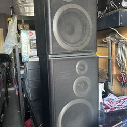 Stereo System With Speakers