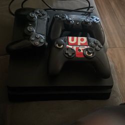 PS4 Slim + 3 Controllers 