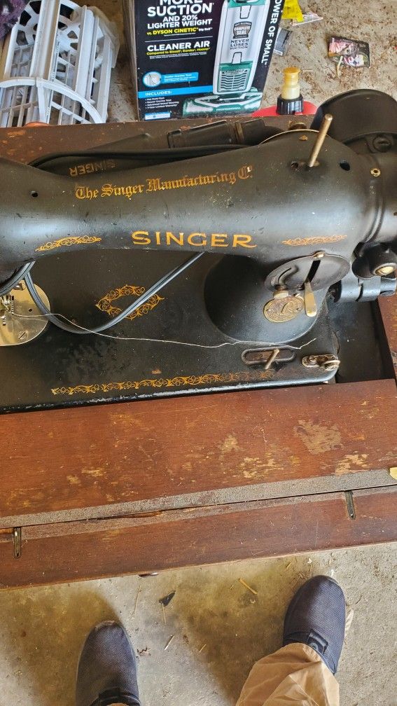 SINGER SEWING MACHINE ANTIQUE