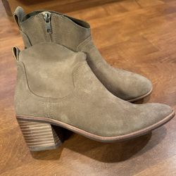 Woman’s UGG Leather Ankle Boots Shipping Available 