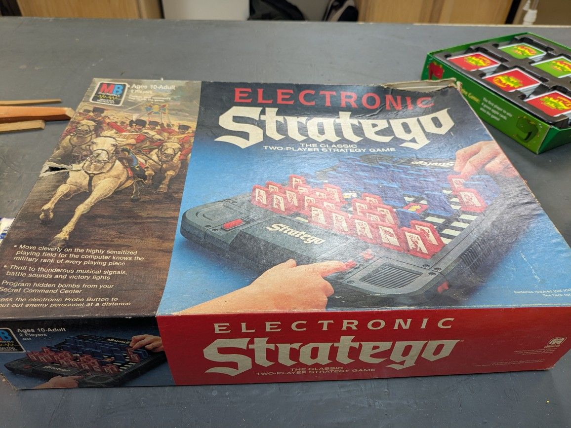 1982 (Rare) Electronic Stratego