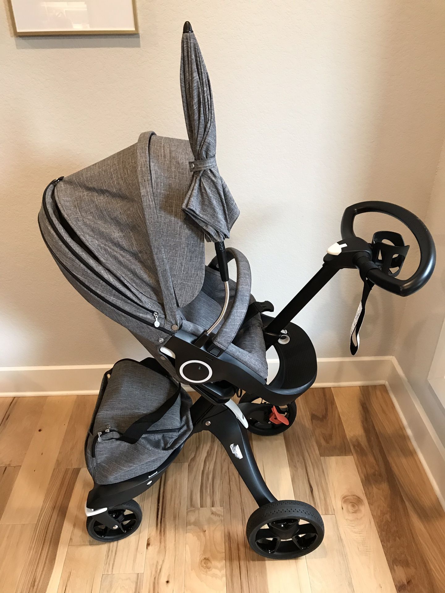 Stokke Xplory V5 stroller in black melange w/cup holder and parasol