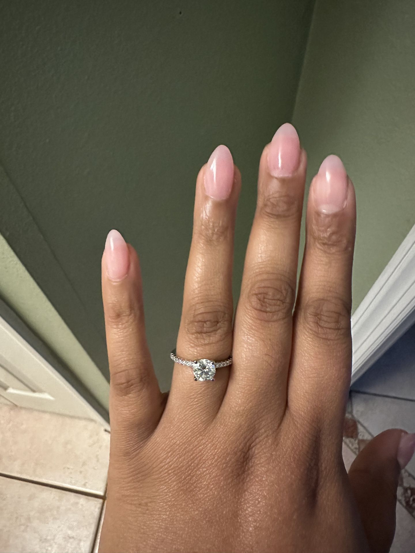 1ct beautiful round solitaire moissanite engangement ring ‼️ 💍 DIFFERENT SIZES AVAILABLE ⭐️⭐️