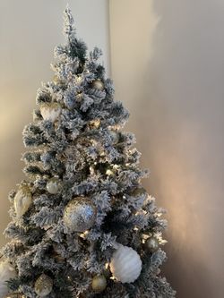 6ft Christmas Tree Comes With Lights New And Open Box