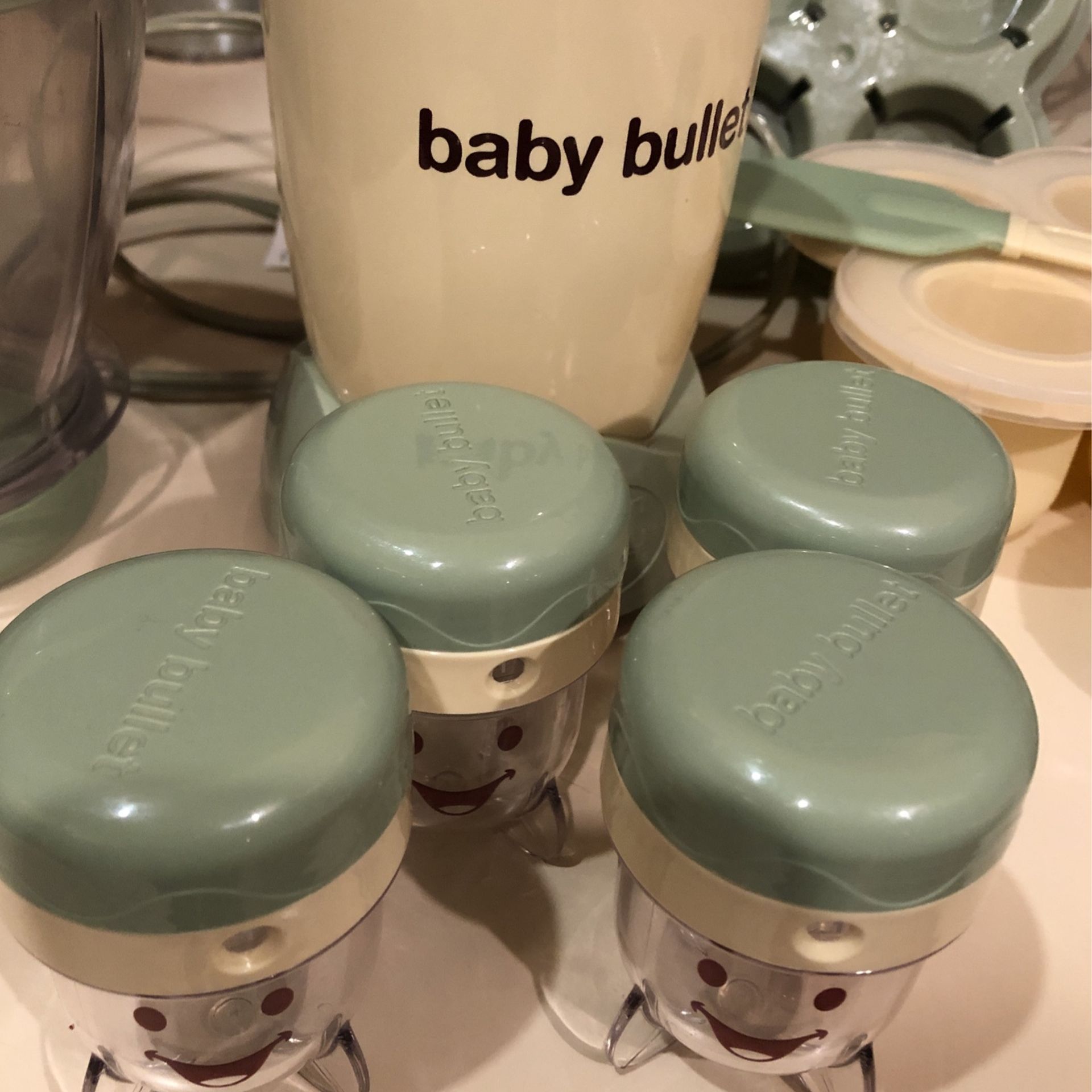 Baby Bullet Magic Bullet Baby Food Purée Maker + free book for Sale in  Scottsdale, AZ - OfferUp