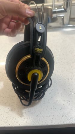 AKG K240 STUDIO WIRED HEADPHONES WORKING