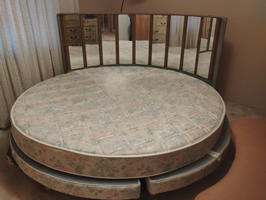 Vintage Round Bed