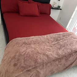 Queen Bed Frame w/4 drawers