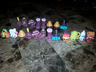 16 Shopkins for sale or tarde!