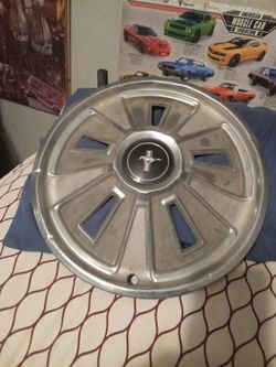Ford mustang hubcap