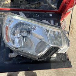 2012 2015 Toyota Tacoma Front Passenger Headlight  oem good condition 