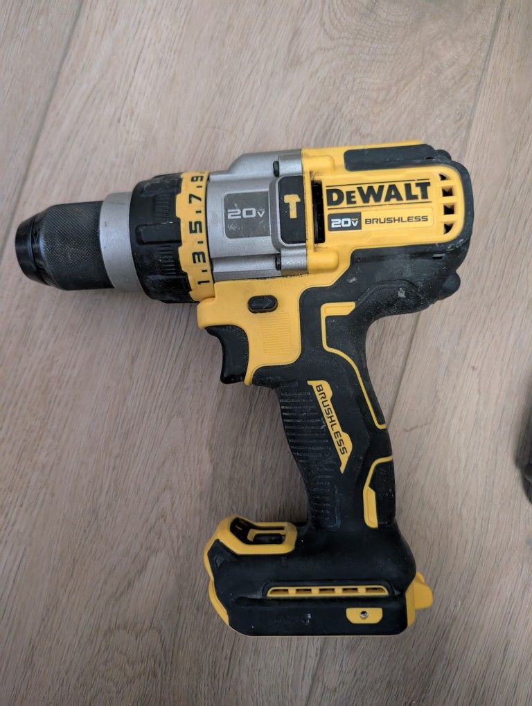 DeWalt Hammer drill DCD999 (2ND NEWEST MODEL)