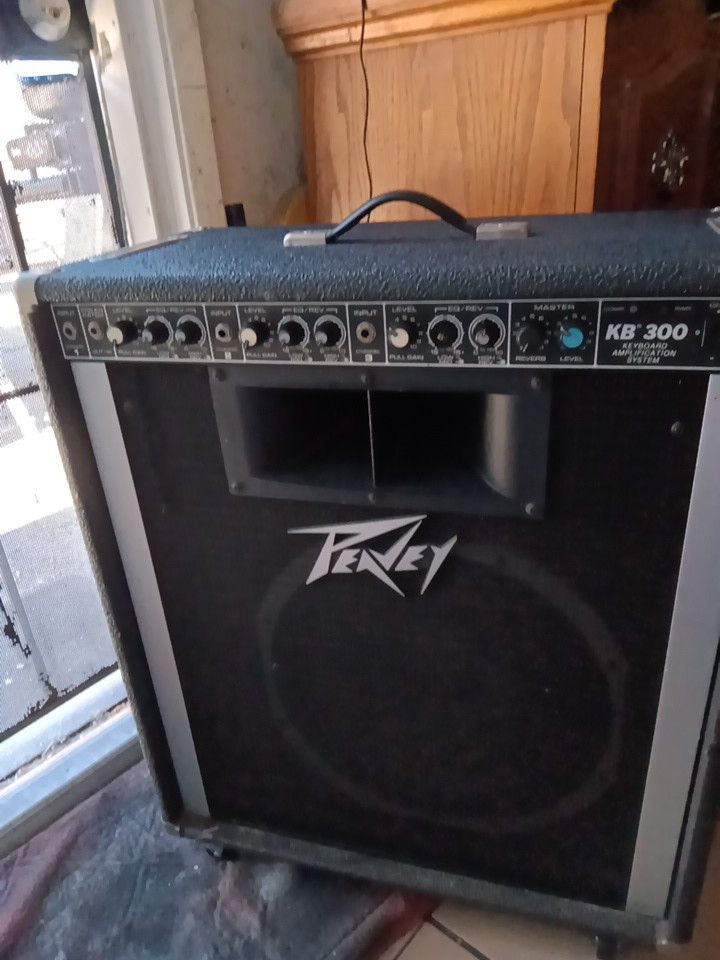 PEAVEY AMP FOR KEY BOARD BASS OR GITAR