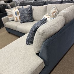 Stunning Beautiful Accent Style Sectional!