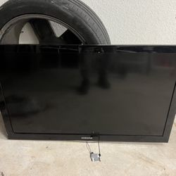 TV 40” And  TV Bracket 