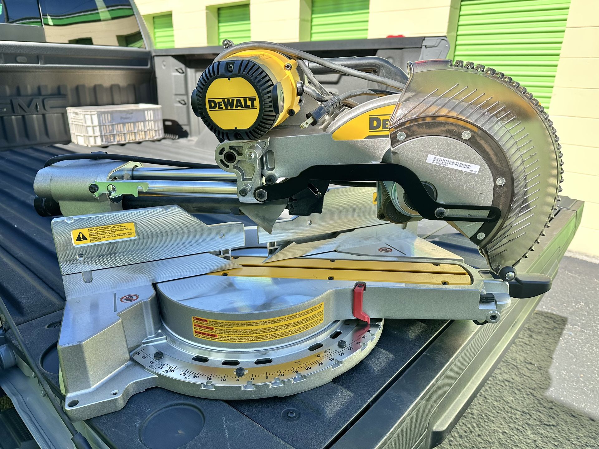 DEWALT 15 Amp Corded 12 in. Double Bevel Sliding Compound Miter Saw with XPS technology, Blade