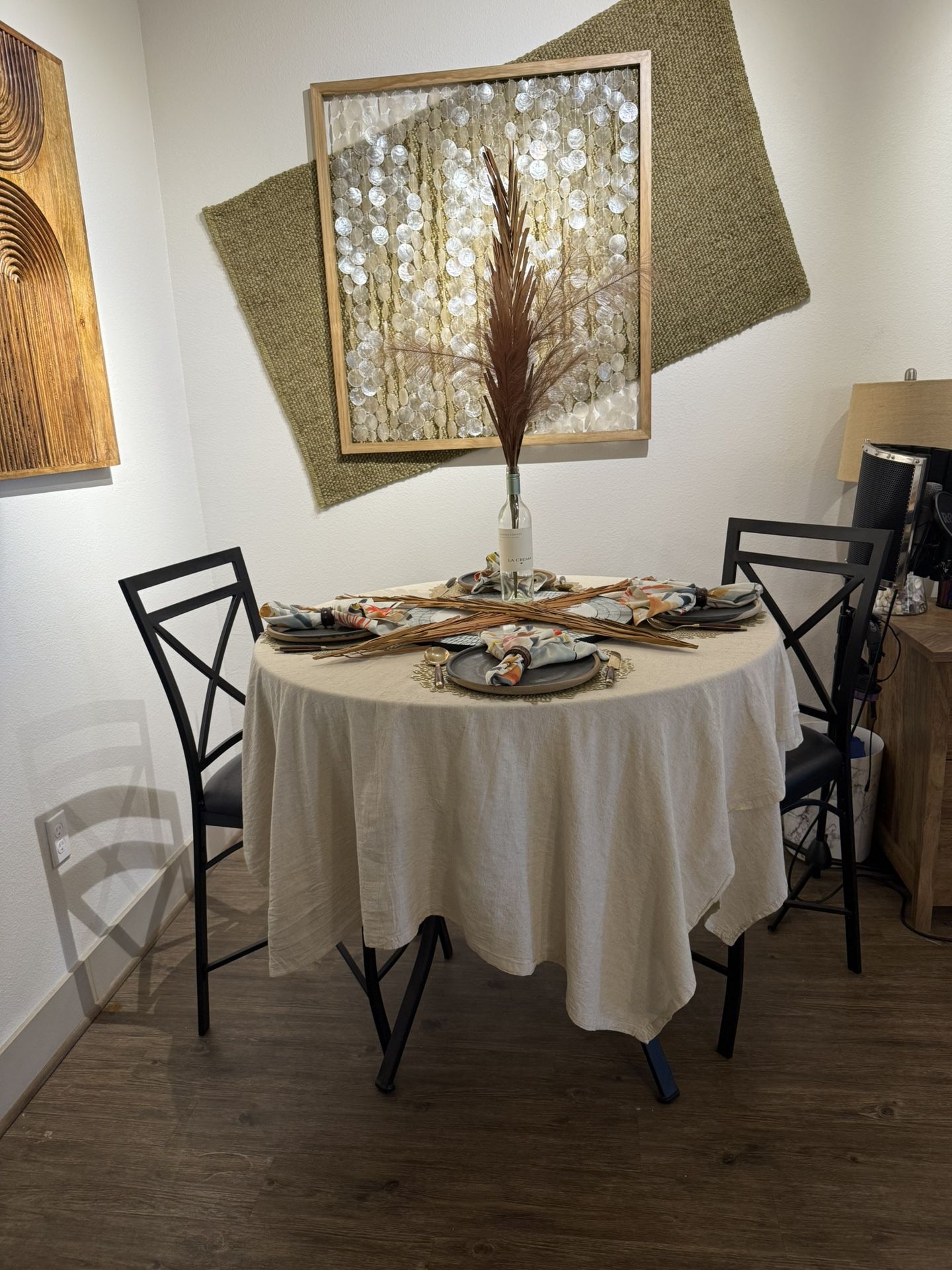 ROUND DINING TABLE
