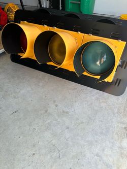 Yellow traffic light