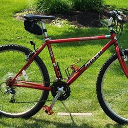 TREK 820 MOUNTAIN BIKE - MEDIUM CROMOLY FRAME - COMPLETELY TUNED