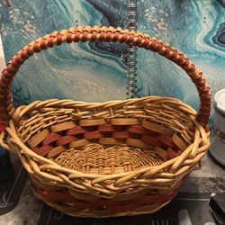 Vintage two tone wicker basket very nice 11 X11 