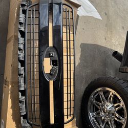 2018-2020 F150 Oem colored match lariat grill in Agate Black
