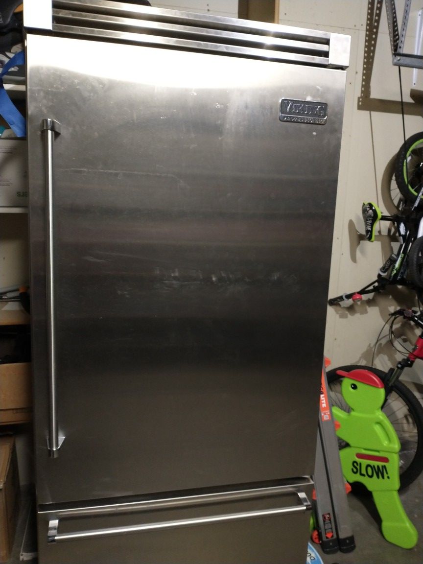 Viking Built in Refrigerator - 36" Bottom Freezer VCBB363R