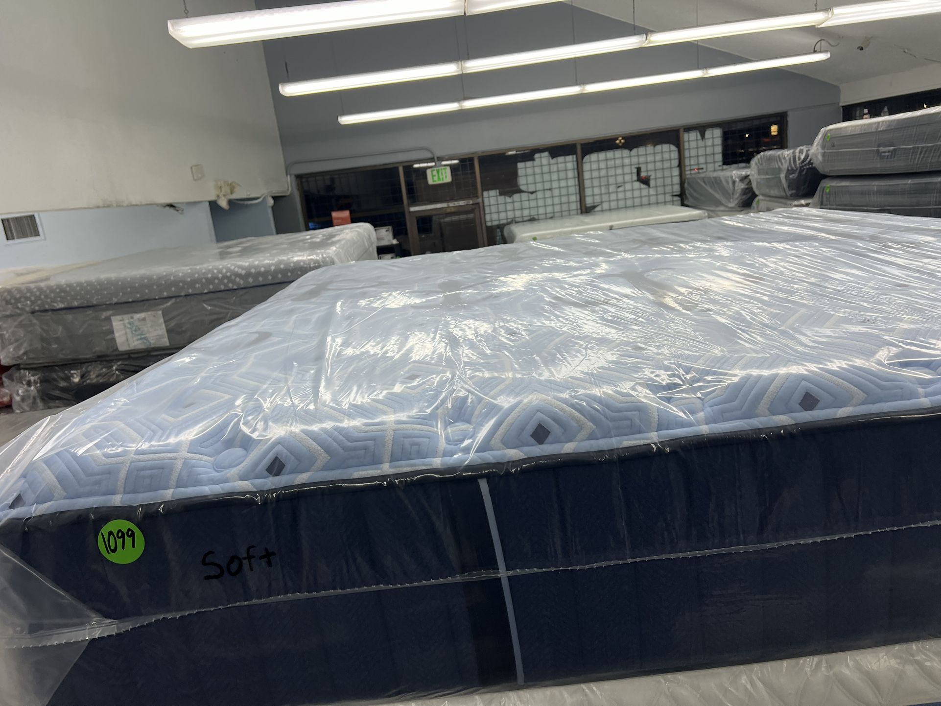 KING SIZE STEARNS & FOSTER ESTATE (SOFT) MATTRESS & BOX SPRINGS BED SET