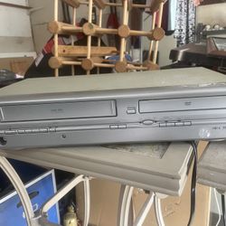 Emerson EWD2204 DVD/VCR Combo player