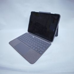 iPad M1 Chip 5th Generation with Logitech Combo Touch Keyboard Case