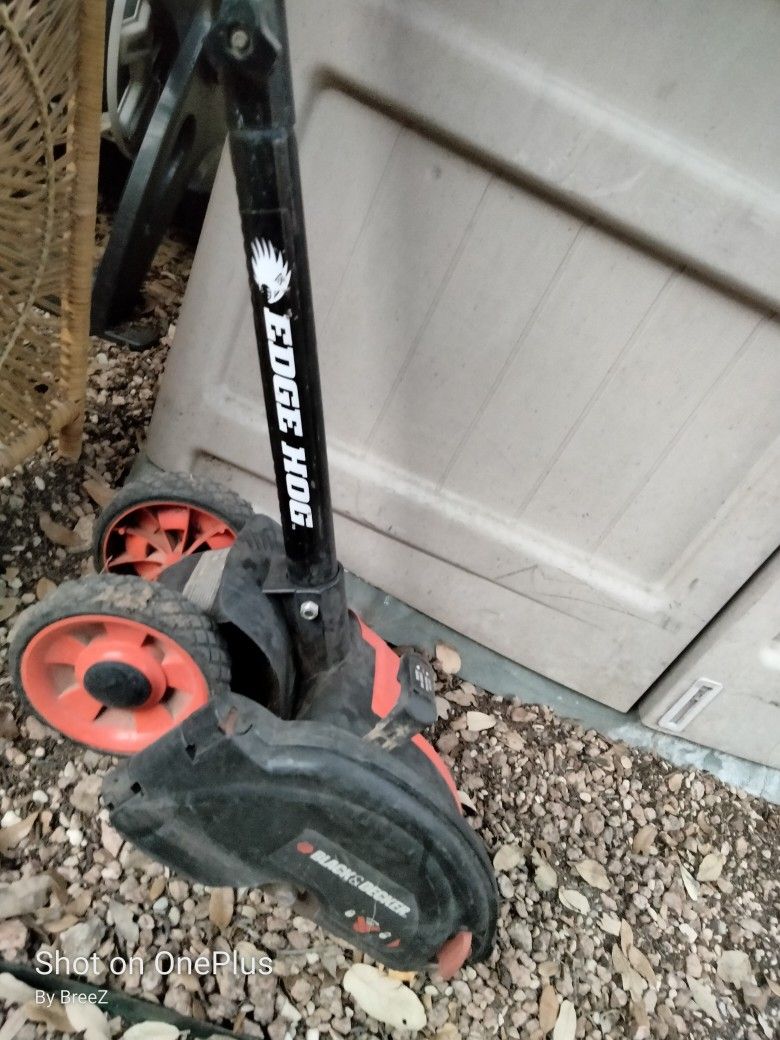 Black & Decker Edgehog 2 In 1 Lawn Edger & Trencher for Sale in Montgmry,  IL - OfferUp