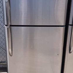FRIGIDAIRE STAINLESS STEEL FRIDGE