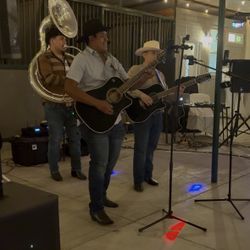 Grupo Sierreño Con Tuba