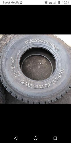 One tire una llanta 32 11 x50 15 good tread