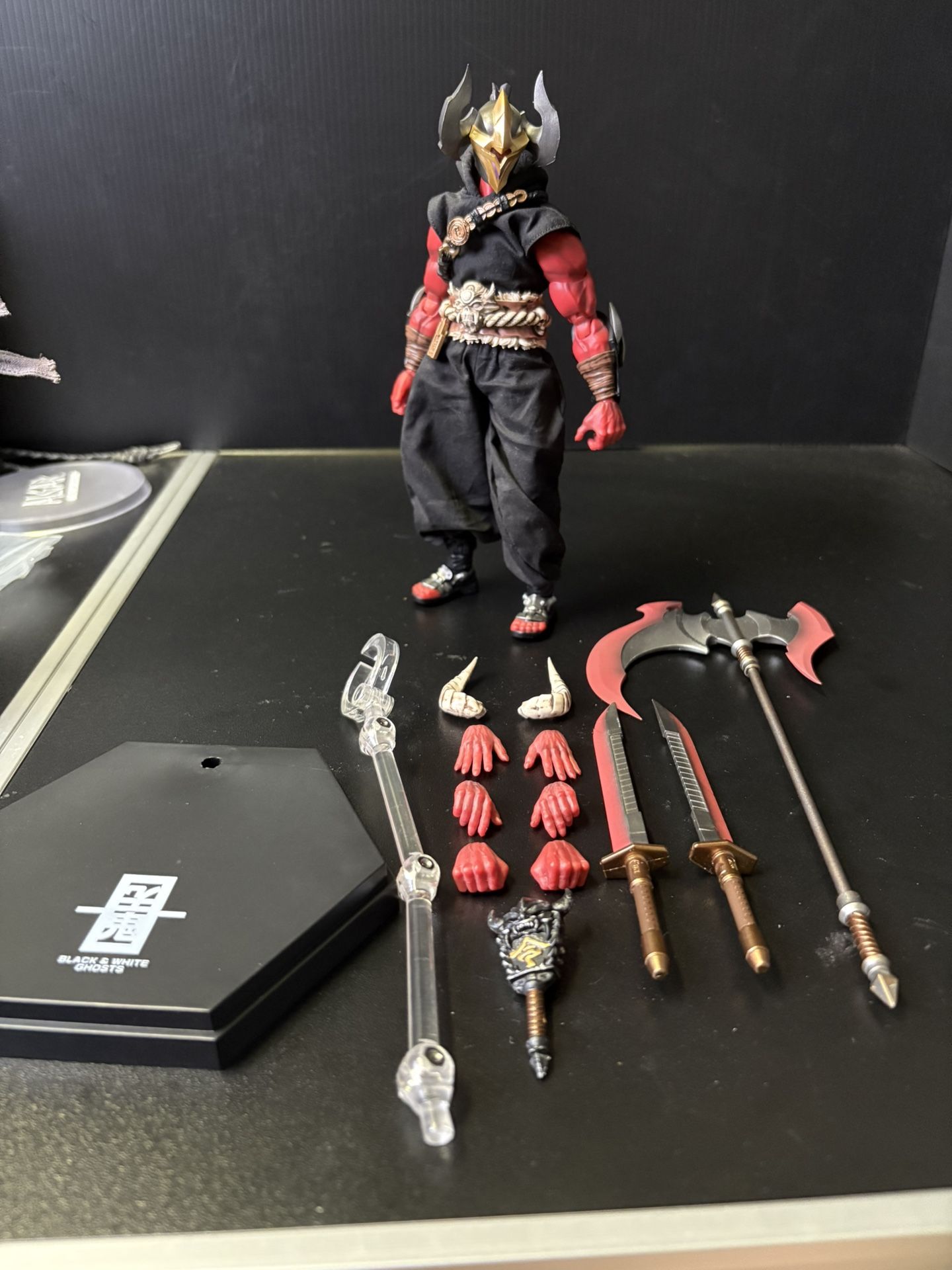 Keep going Studio The Black Ghost, Mezco, Mythic Legions 