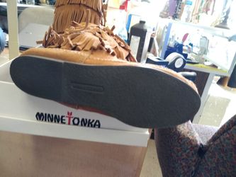 3 layer fringe boots by Minnetonka size 9
