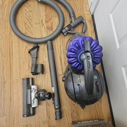 New Cond DYSON ANIMAL BIG BALL VACUUM  , WORKS EXCELLENT. , AMAZING POWER SUCES  , IN THE BOX 