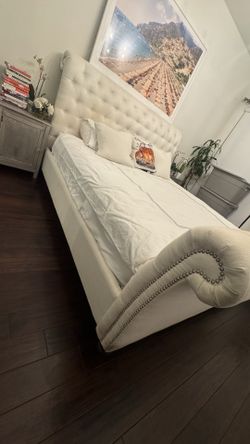 King size tufted bed with mattress and box, perfect condition