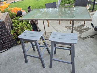 Bar with two new bar stools