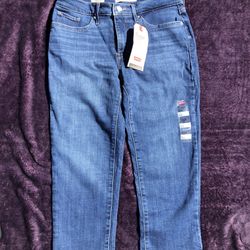 Levi’s Capri’s Size 8, 28 Waist
