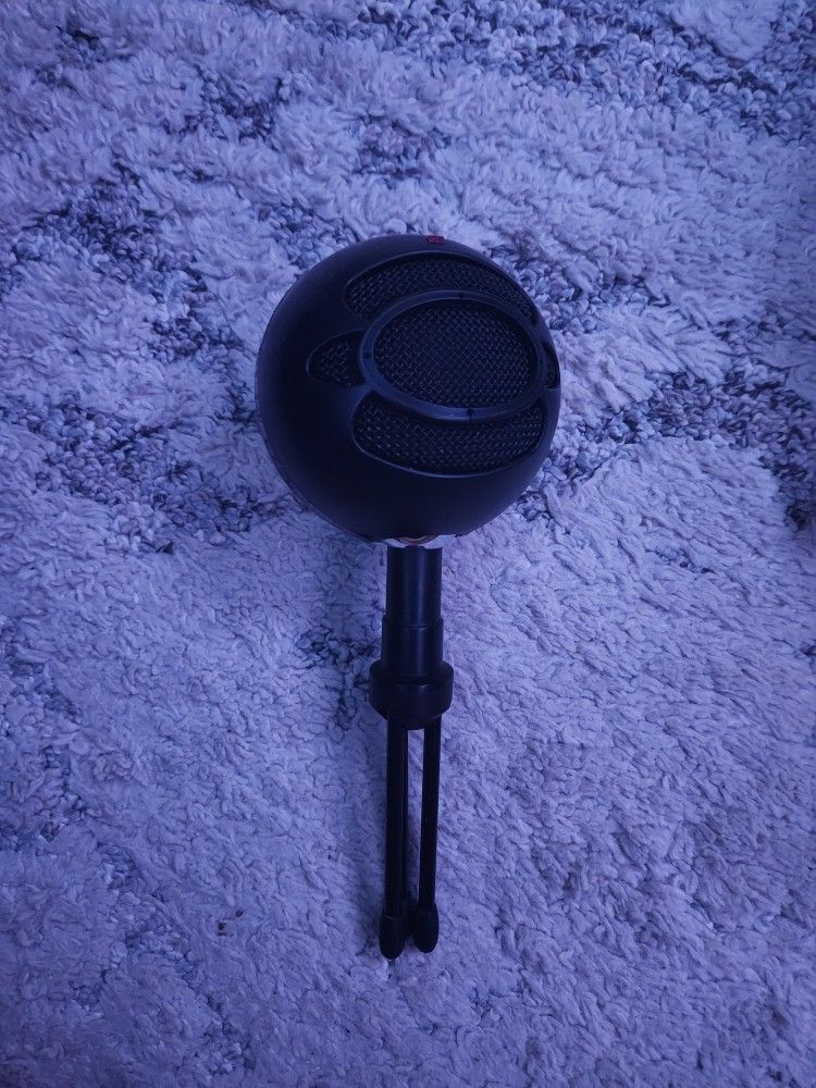 Blue Snowball Microphone With Boom Arm