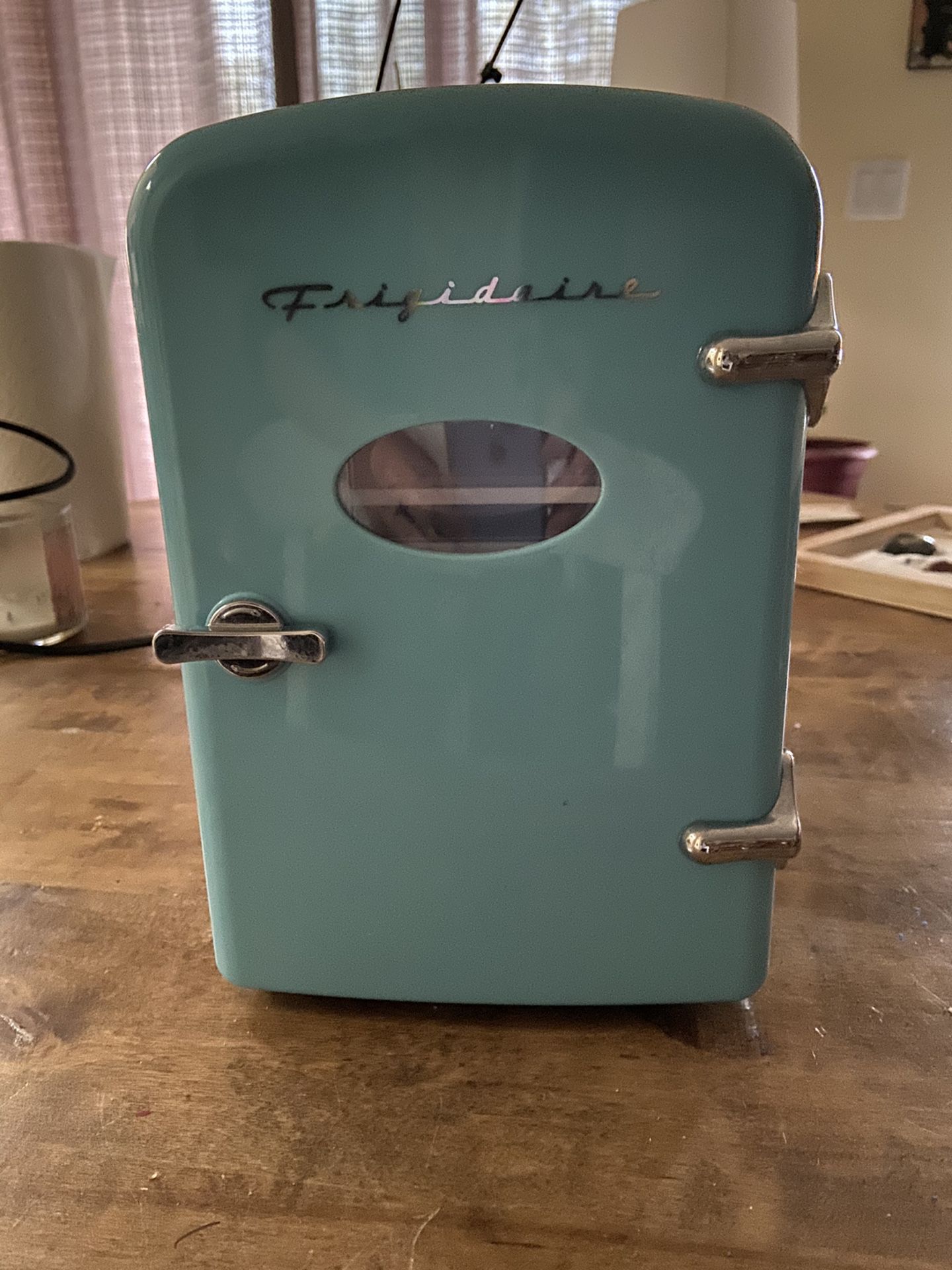 Frigidaire retro mini beverage refrigerator