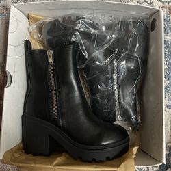 Urban Outfitters Boots - Size 8